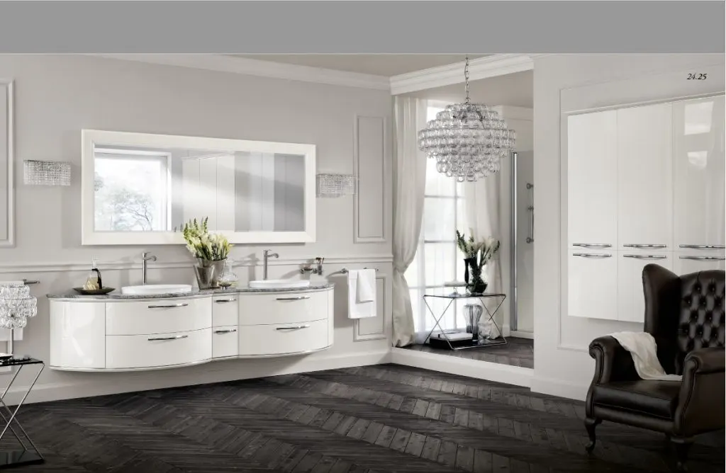 Bagno classico con mobile laccato bianco